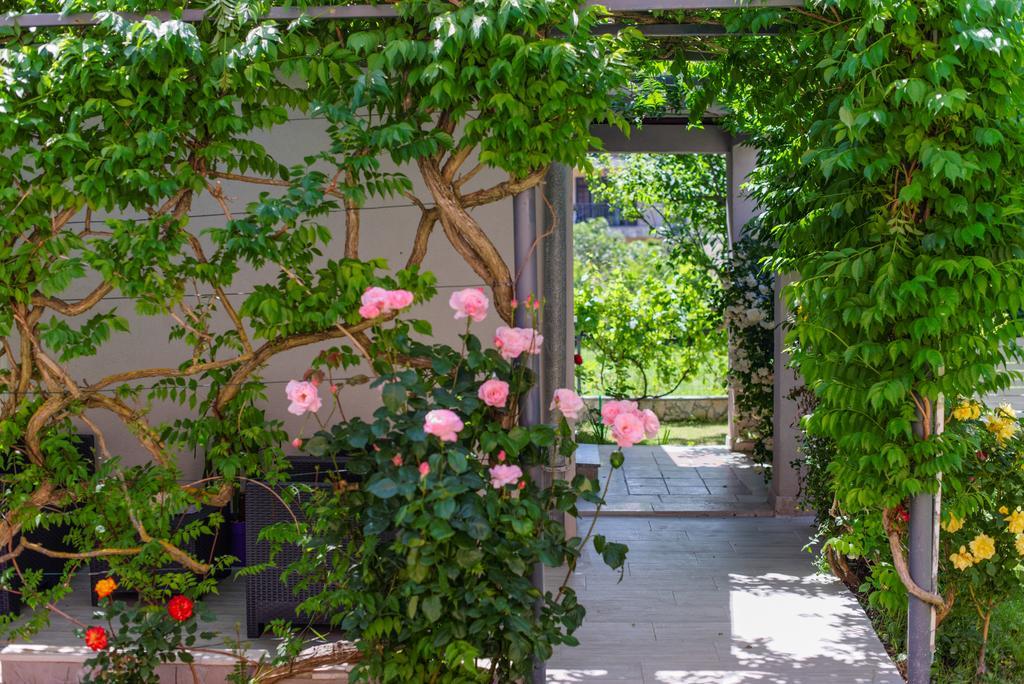 Charming House On The Beach And Deluxe Apartment Pula Bagian luar foto