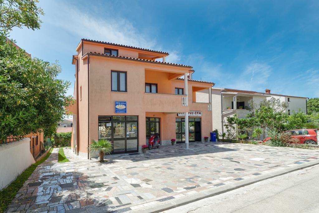 Charming House On The Beach And Deluxe Apartment Pula Bagian luar foto