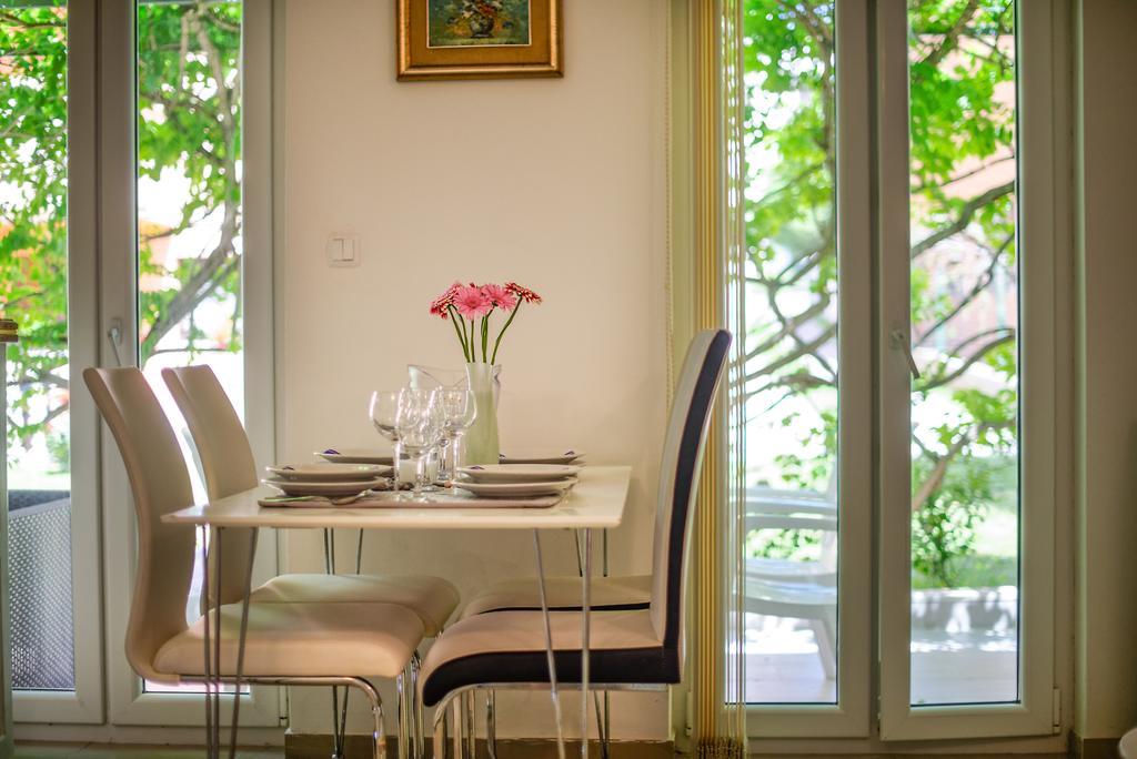 Charming House On The Beach And Deluxe Apartment Pula Bagian luar foto