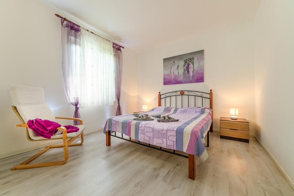 Charming House On The Beach And Deluxe Apartment Pula Bagian luar foto
