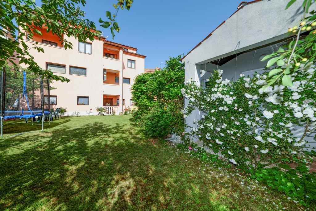 Charming House On The Beach And Deluxe Apartment Pula Bagian luar foto