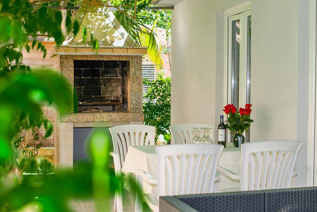 Charming House On The Beach And Deluxe Apartment Pula Bagian luar foto