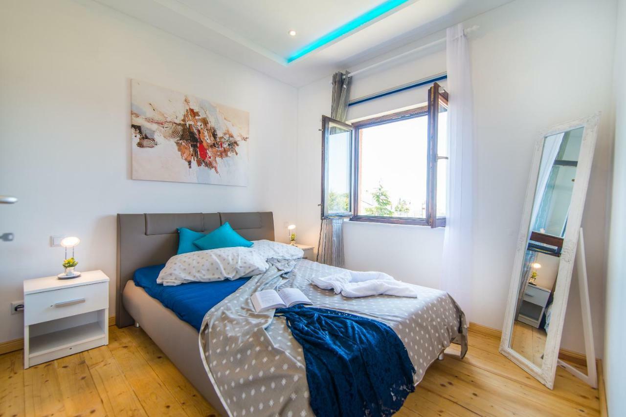 Charming House On The Beach And Deluxe Apartment Pula Bagian luar foto