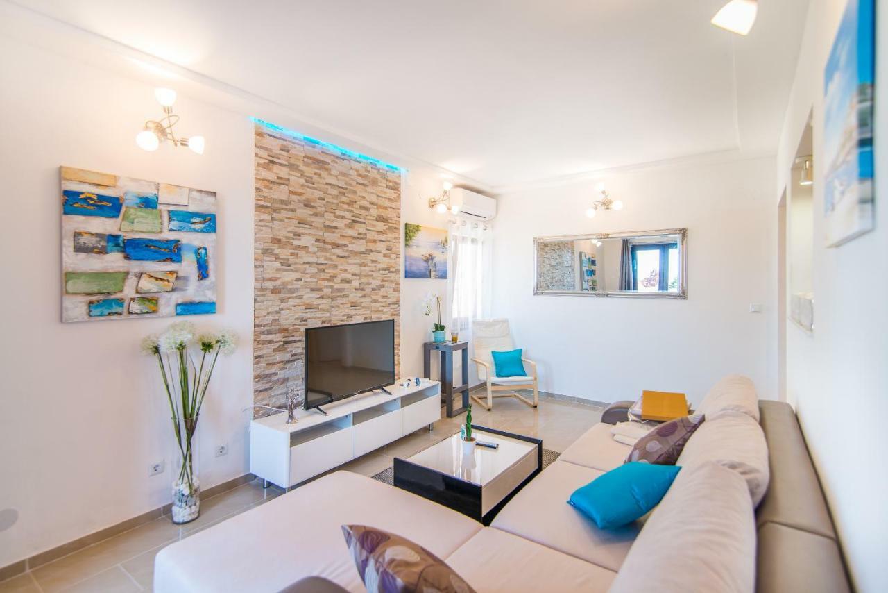 Charming House On The Beach And Deluxe Apartment Pula Bagian luar foto