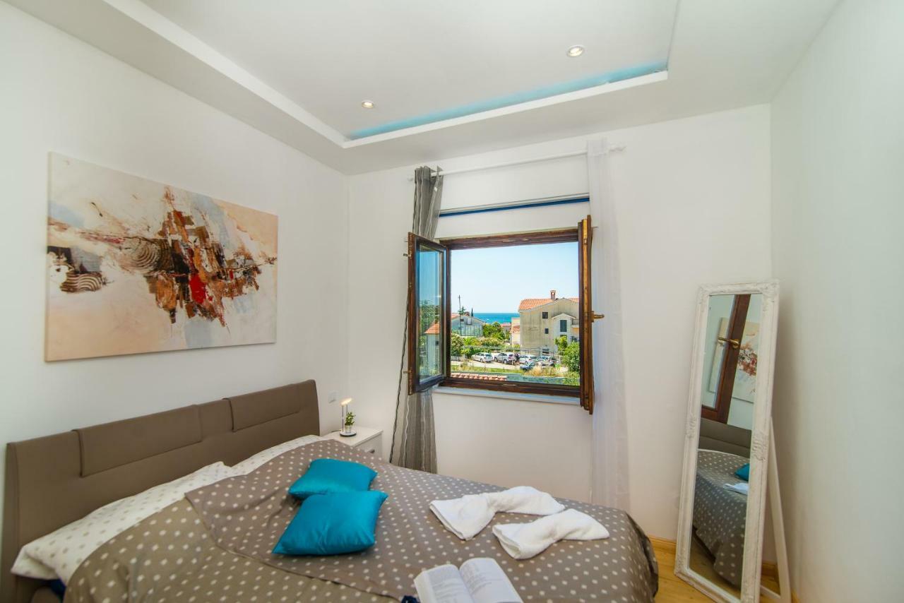 Charming House On The Beach And Deluxe Apartment Pula Bagian luar foto