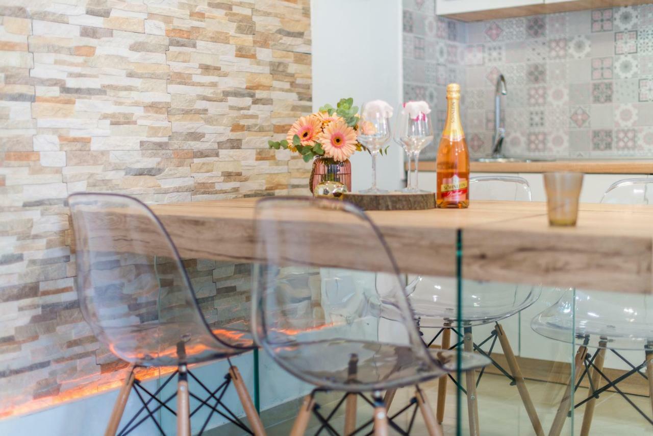 Charming House On The Beach And Deluxe Apartment Pula Bagian luar foto