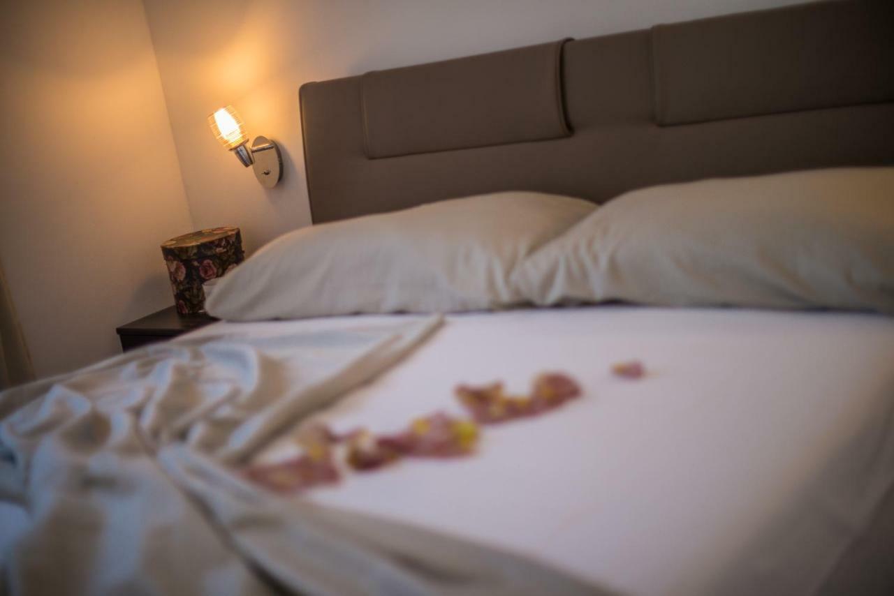 Charming House On The Beach And Deluxe Apartment Pula Bagian luar foto