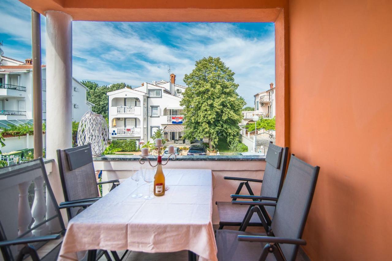 Charming House On The Beach And Deluxe Apartment Pula Bagian luar foto