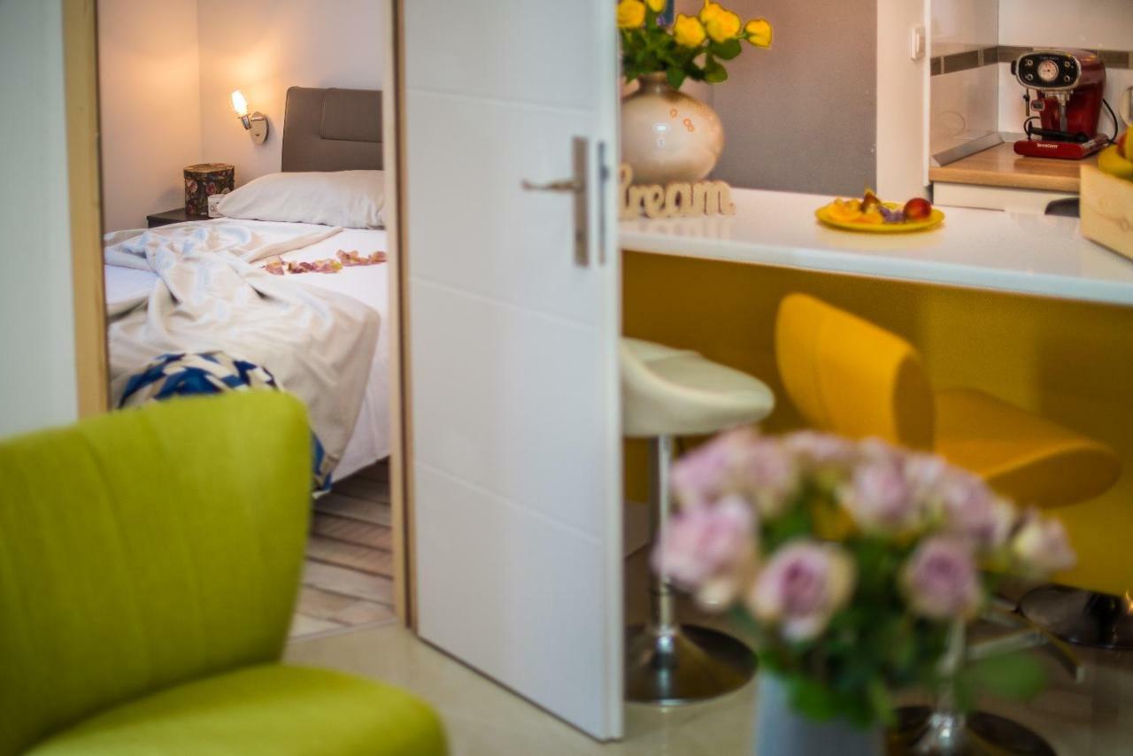Charming House On The Beach And Deluxe Apartment Pula Bagian luar foto