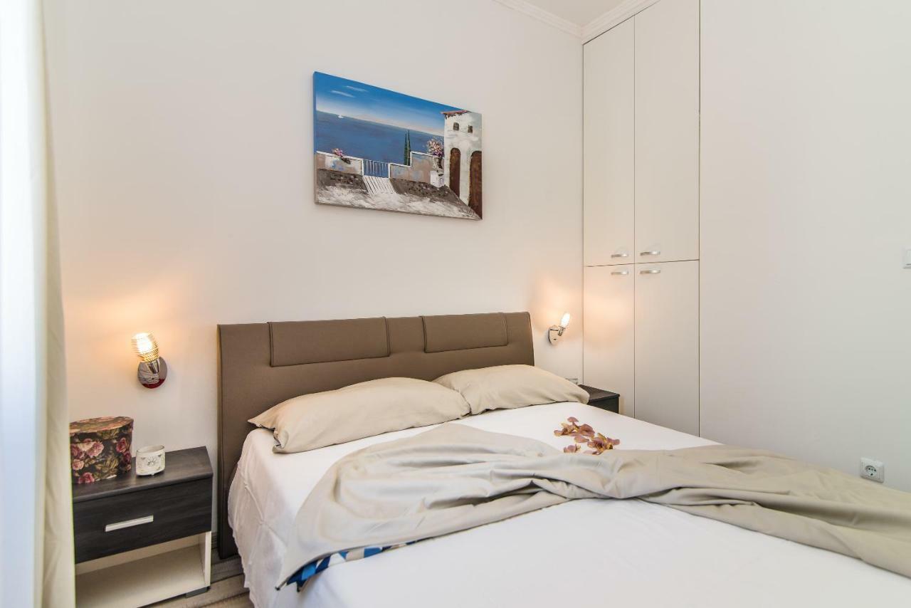Charming House On The Beach And Deluxe Apartment Pula Bagian luar foto