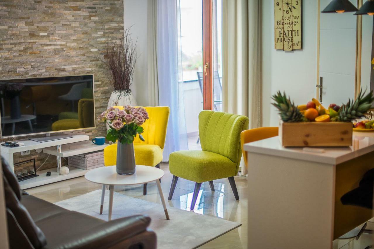 Charming House On The Beach And Deluxe Apartment Pula Bagian luar foto