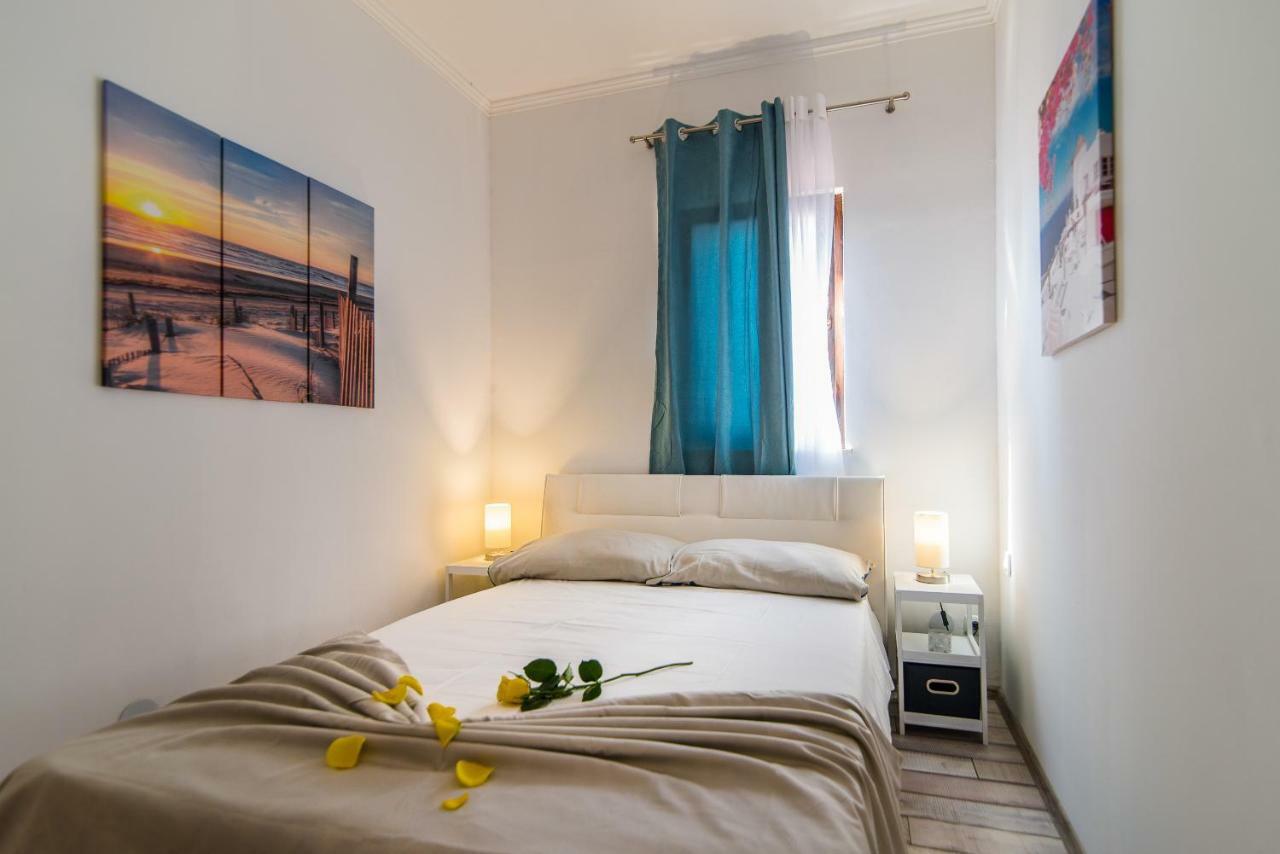 Charming House On The Beach And Deluxe Apartment Pula Bagian luar foto